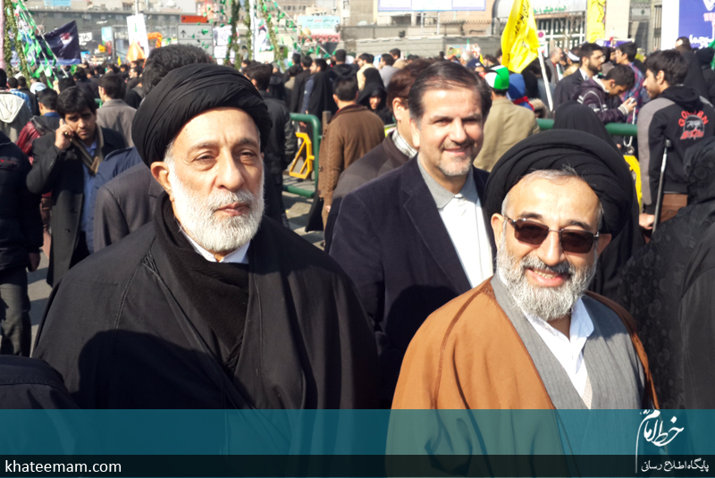تصویر حضور سید هادی خامنه ای و عبدالواحد موسوی لاری در راهپیمایی 22 بهمن